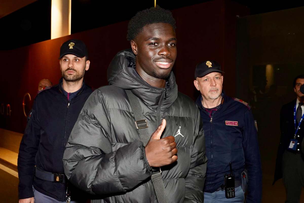 Robinio Vaz sorridente davanti ai fotografi