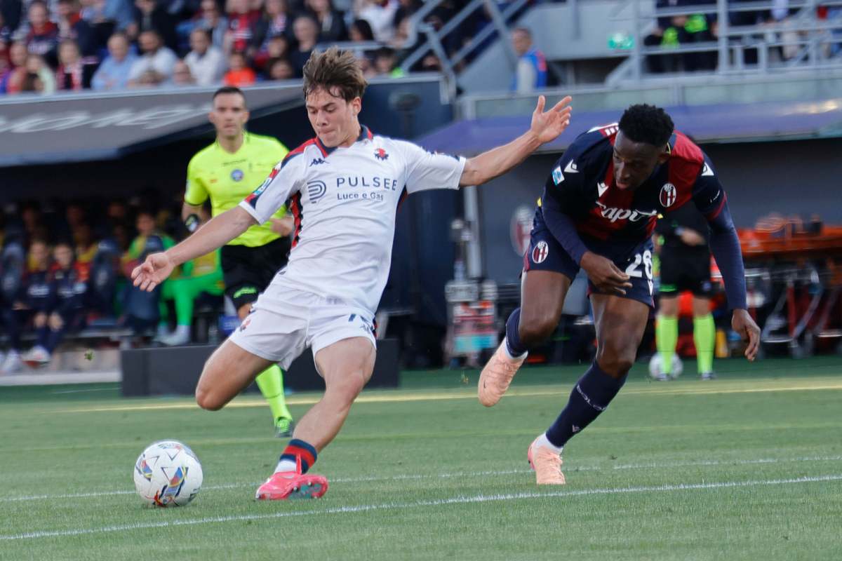 Venturino calcia in porta un pallone contro il Bologna