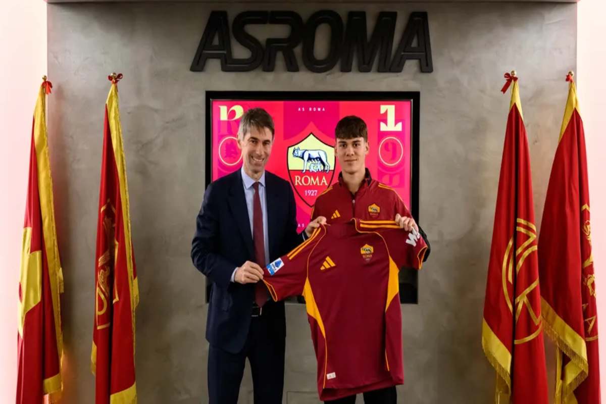 Venturino posa con Massara con la maglia nuova