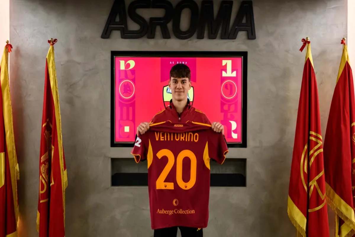 Lorenzo Venturino con la maglia della Roma