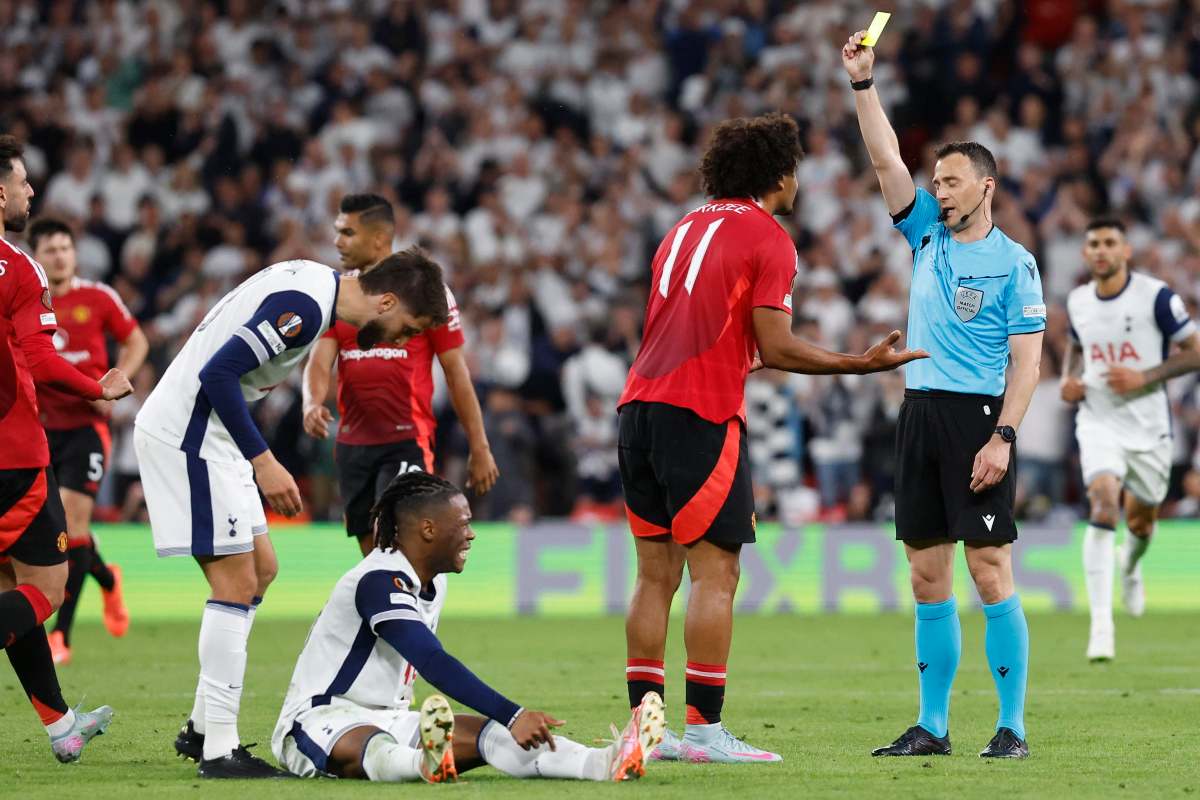 Joshua Zirkzee riceve un giallo mentre si lamenta