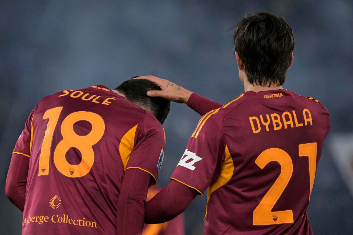 Dybala festeggia il gol di Soulé accarezzandolo