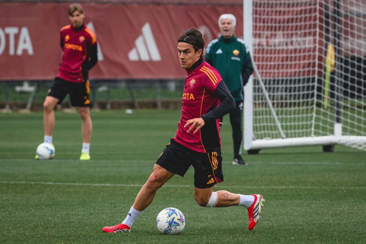 Paulo Dybala conduce il pallone in allenamento