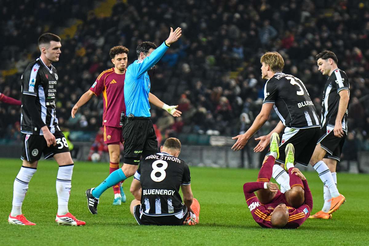 I giocatori dell'Udinese protestano dopo un fallo