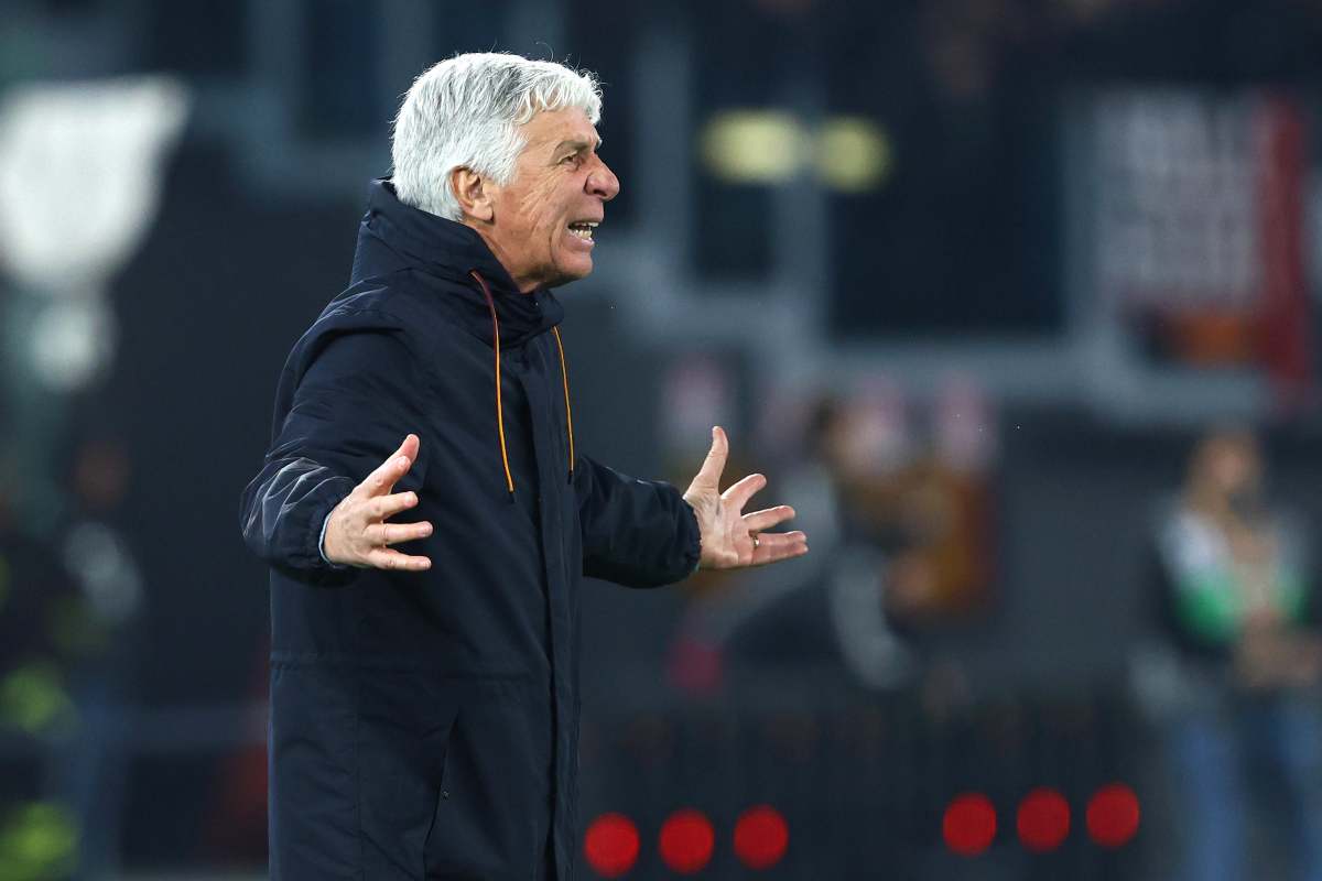 Gasperini allarga le braccia dando indicazioni alla squadra