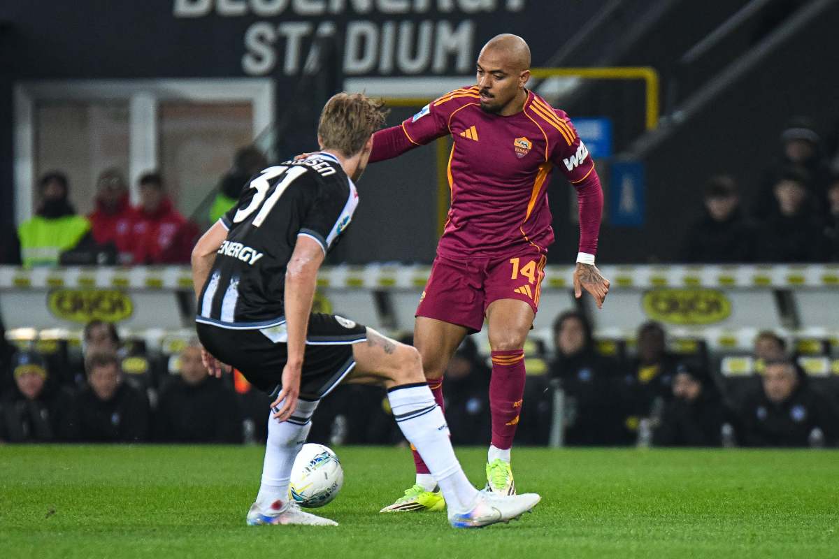 Malen tenta il dribbling su un giocatore dell'Udinese