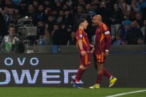 Malen esulta dopo il gol al Napoli