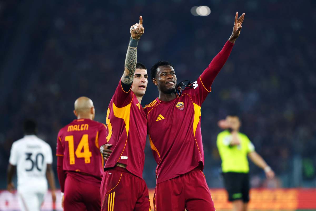 Mancini e Ndicka si abbracciano dopo il gol alla Cremonese