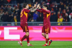 Pisilli festeggia il gol battendo le mani a Mancini