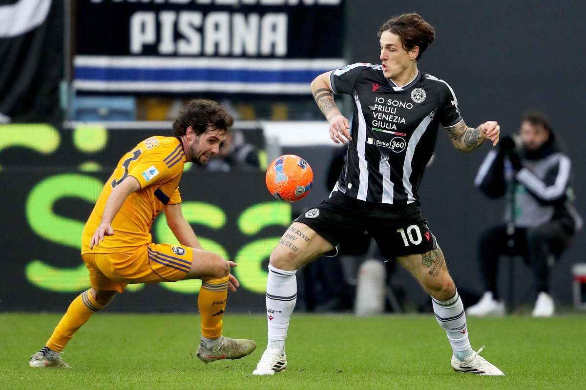 Nicolò Zaniolo tenta di vincere un duello in campo