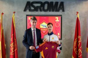 Zaragoza e Massara con la nuova maglia della Roma del giocatore