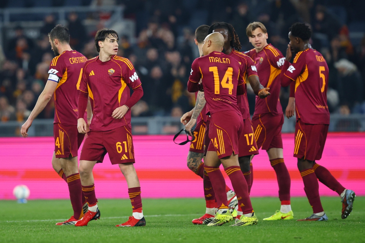 alcuni giocatori della Roma festeggiano un gol