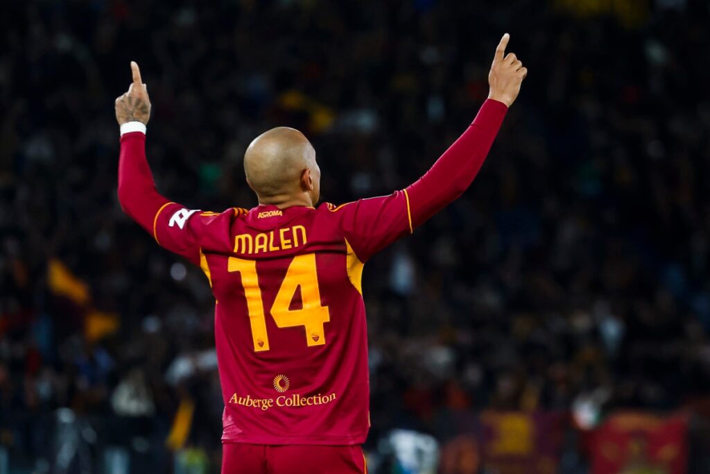 Malen esulta alzando le braccia al cielo