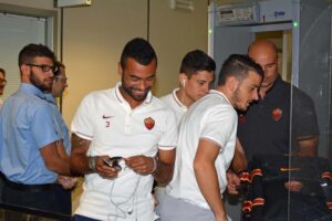 Ashley Cole sorride vicino a Florenzi