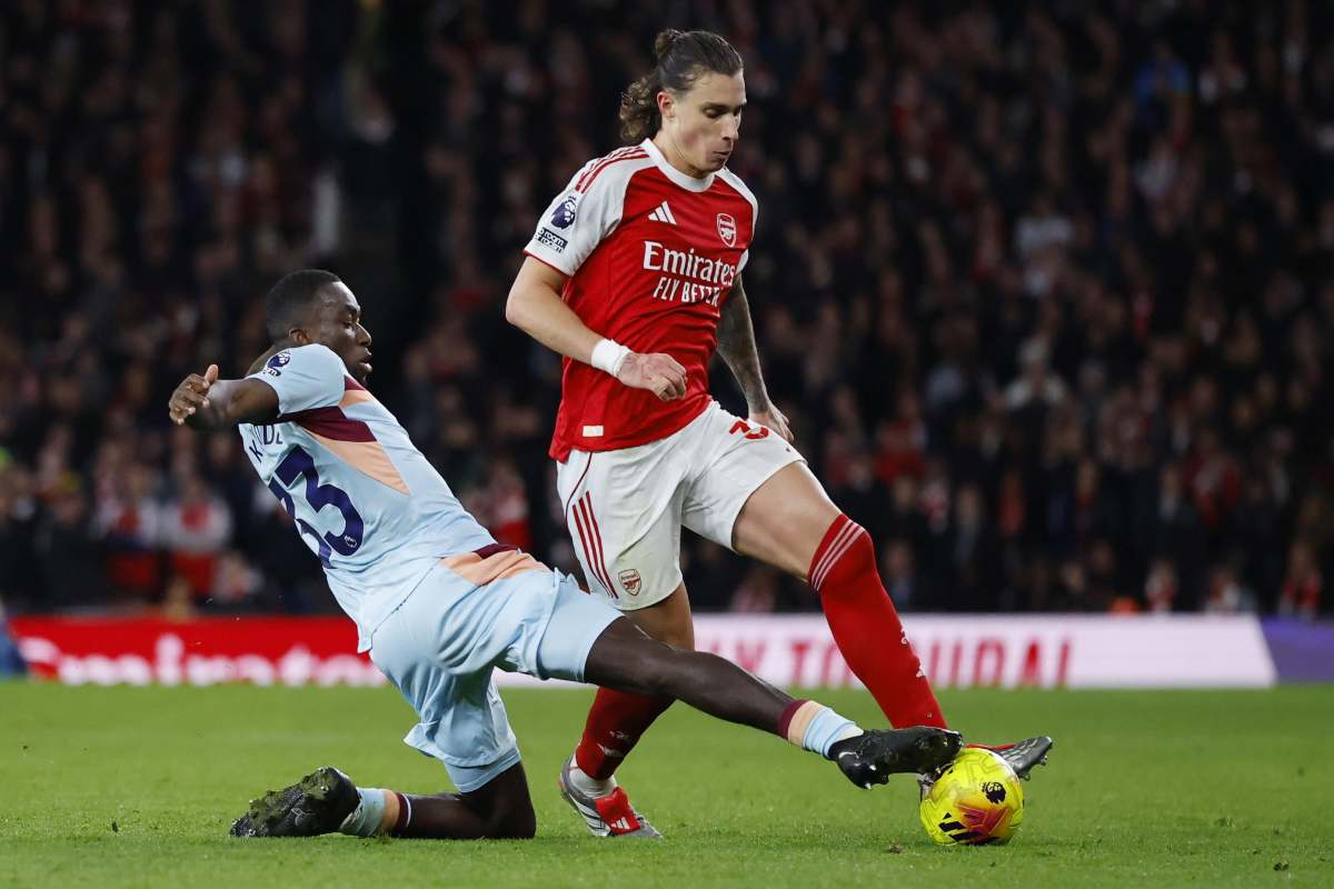 Calafiori conduce il pallone con l'Arsenal