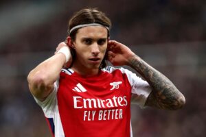 Riccardo Calafiori con la maglia dell'Arsenal