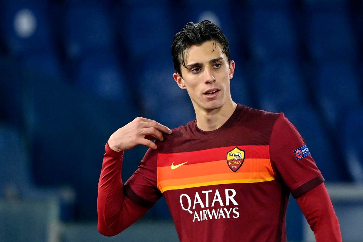 Calafiori si tocca la spalla con la maglia della Roma