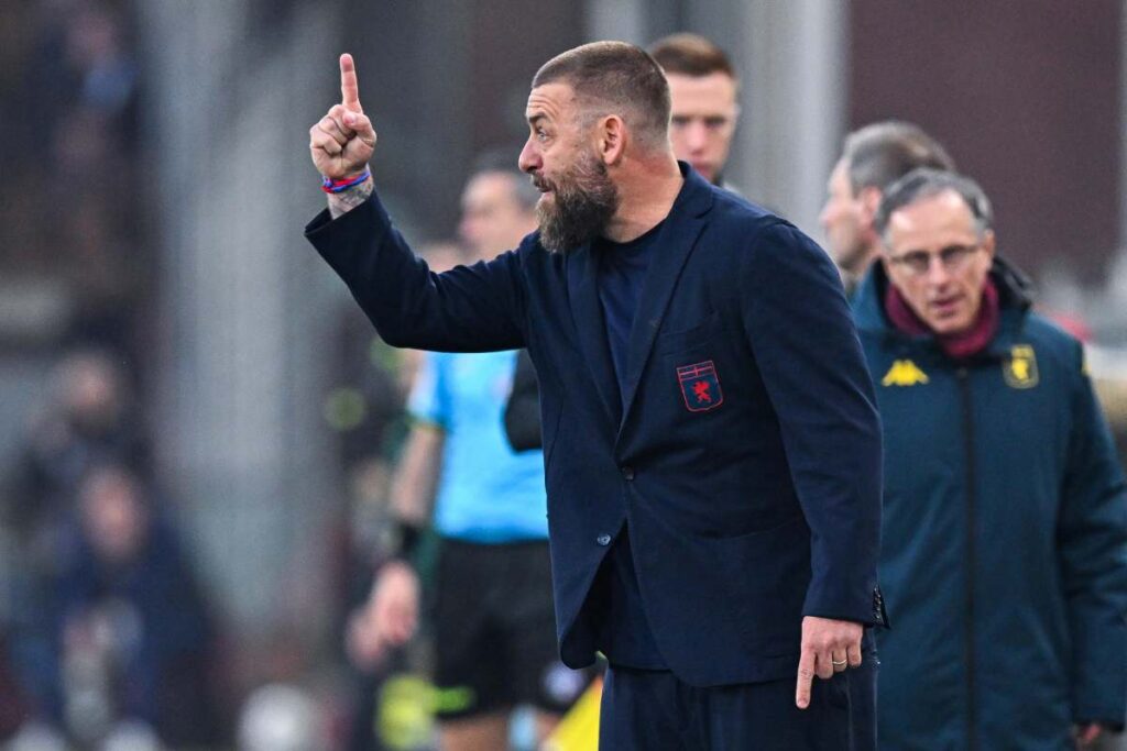 De Rossi che da indicazioni alla sua squadra