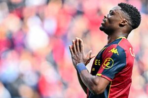 Ekuban esulta con le mani giunte