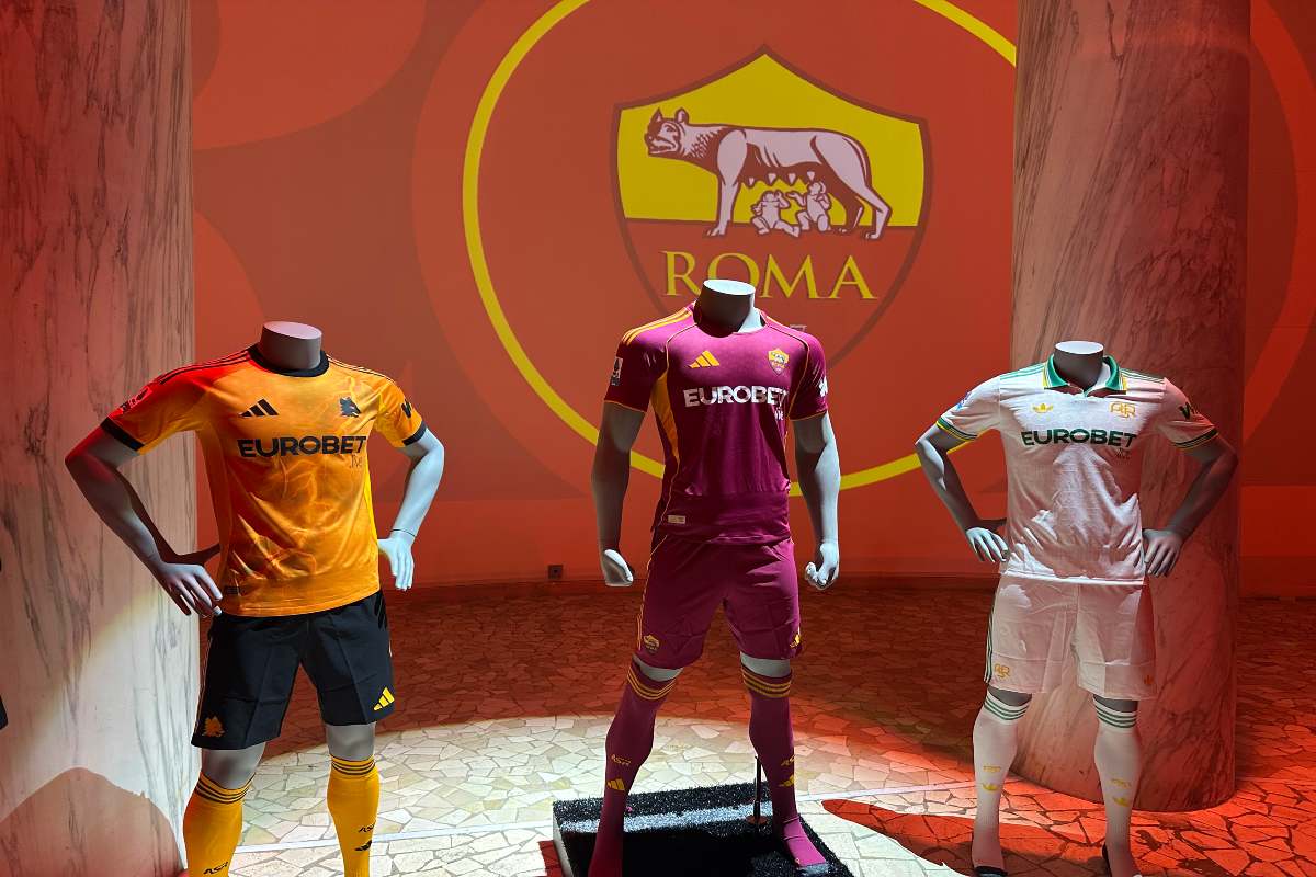 Le tre maglie della Roma con il nuovo sponsor