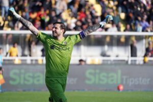 Wladimiro falcone esulta dopo aver parato un rigore