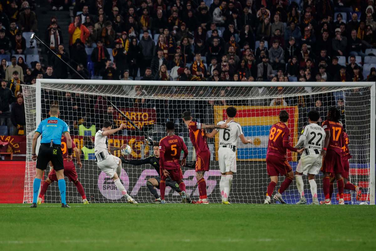 Gatti mentre calcia al volo e segna il 3-3