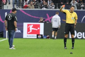 L'arbitro Jablonski estrae un cartellino rosso