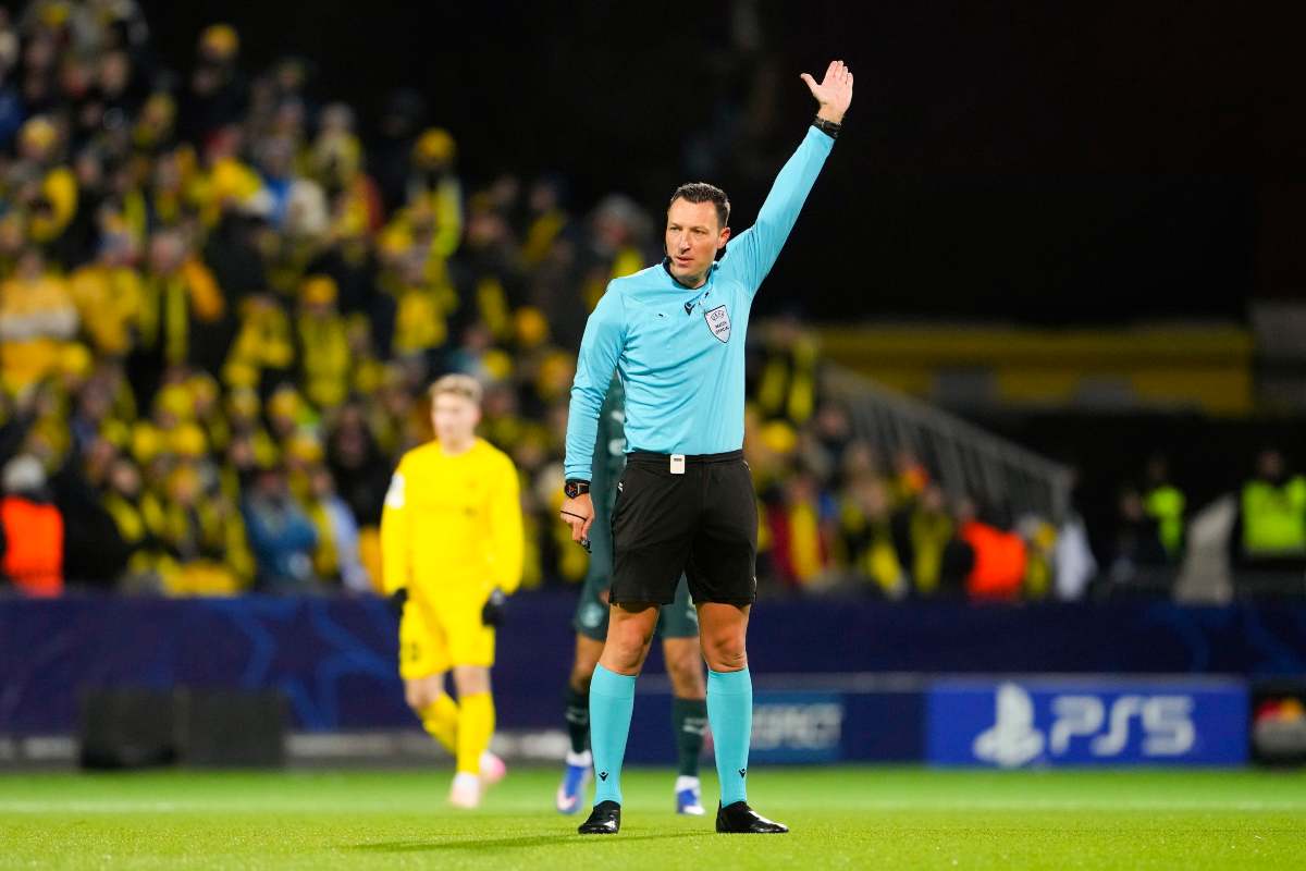 L'arbitro Jablonski mentre segnala un fuorigioco