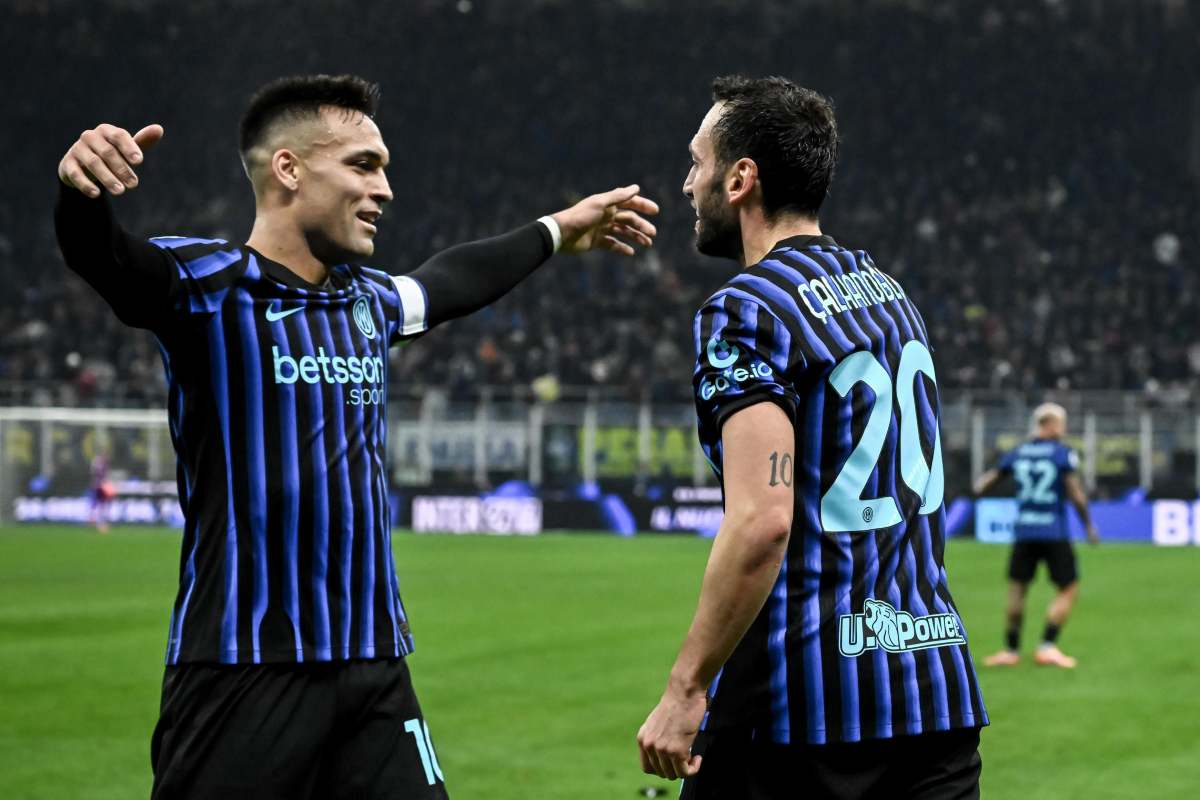 Lautaro Martinez e Calhanoglu si abbracciano dopo un gol