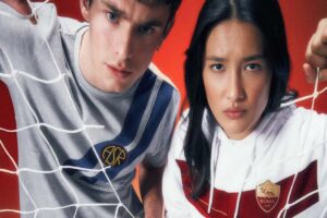 Due modelli con indosso le maglie abbigliamento della nuova linea giallorossa