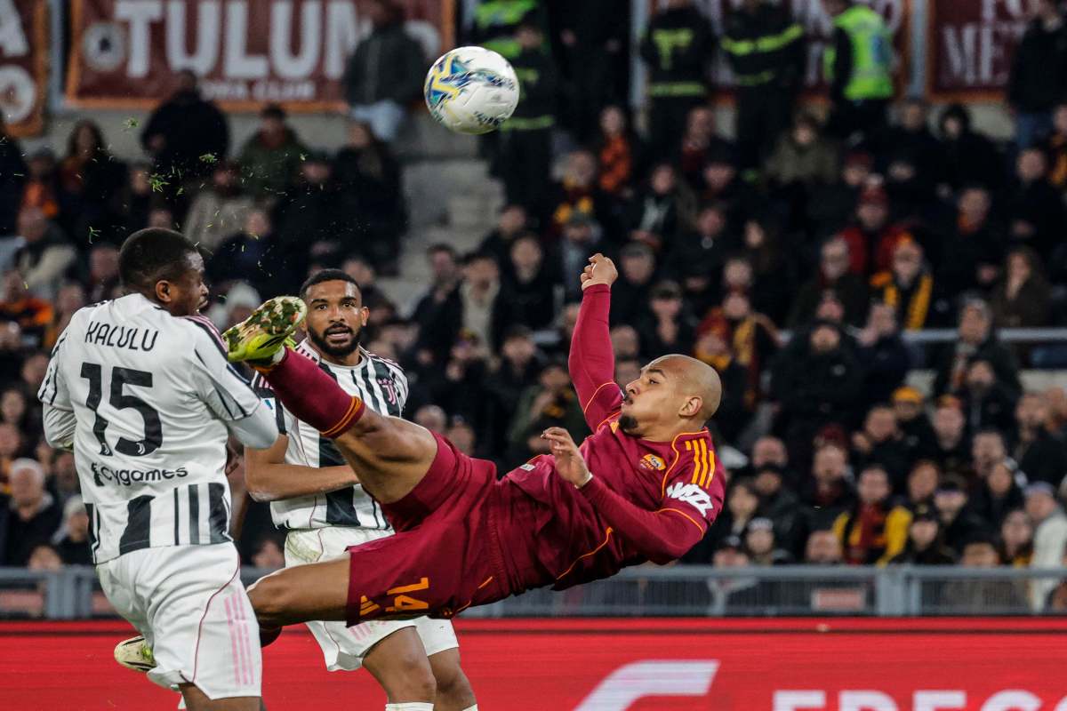 Donyell Malen calcia il pallone con una sforbiciata