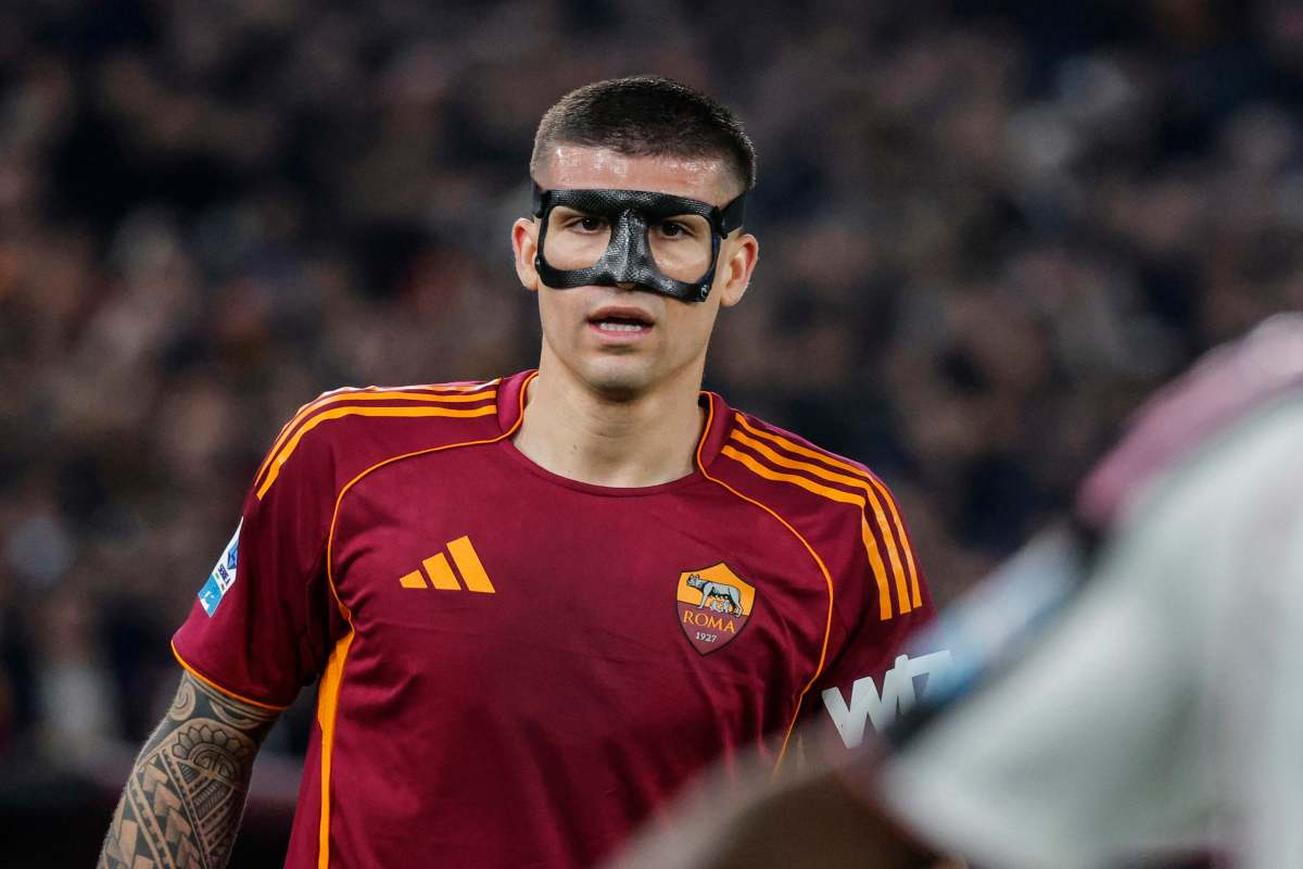 Mancini con la maschera in faccia mentre gioca