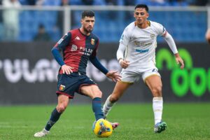 Aaron Martin tenta un passaggio contro il Lecce