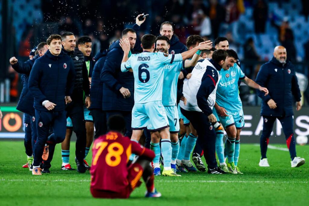 Robinio Vaz seduto con il Bologna che festeggia