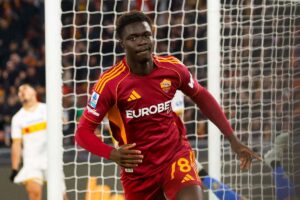 Robinio Vaz esulta dopo il gol al Lecce