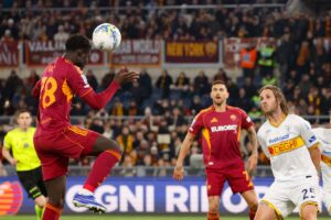 Vaz colpisce il pallone con la testa