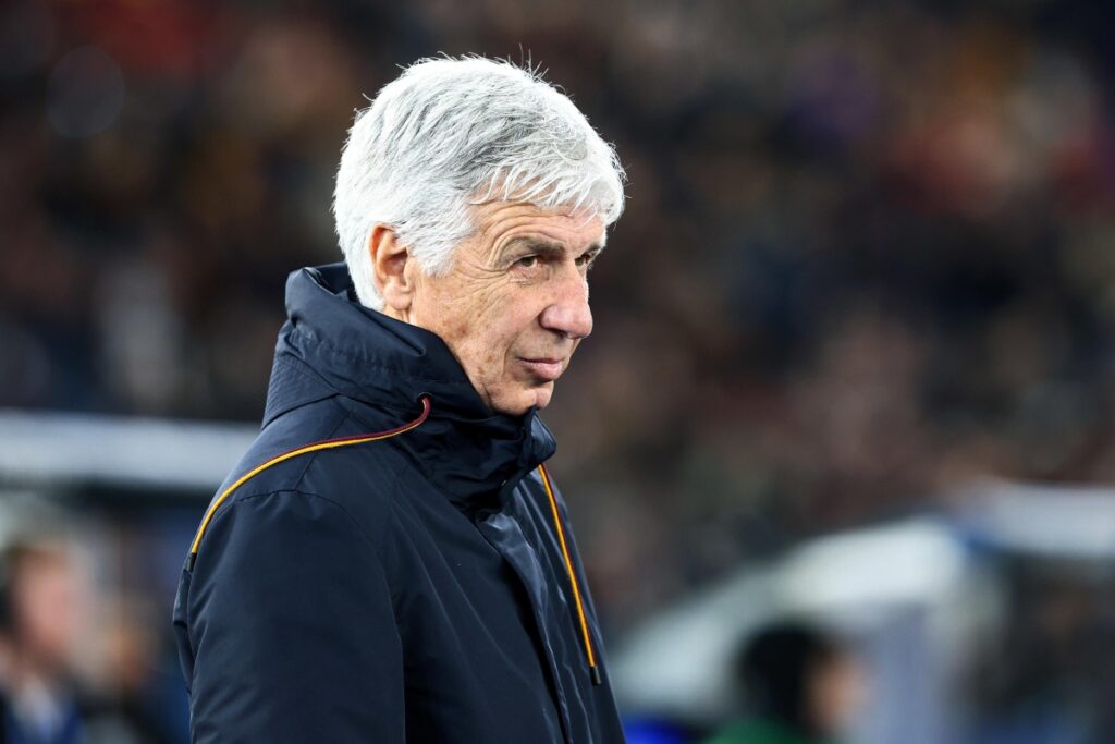 Gasperini concentrato in panchina con la Roma