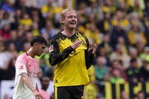 Julian Brandt si rammarica dopo un gol sbagliato