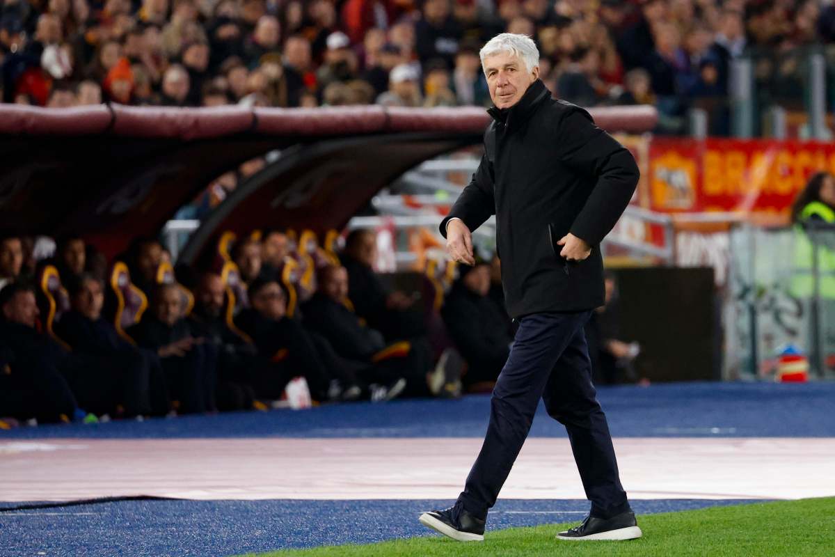 Gian Piero Gasperini cammina in panchina con la Roma