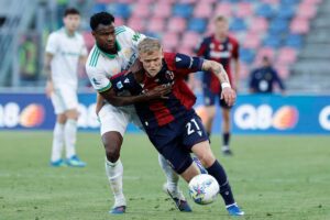 Evan Ndicka in marcatura su Odgaard