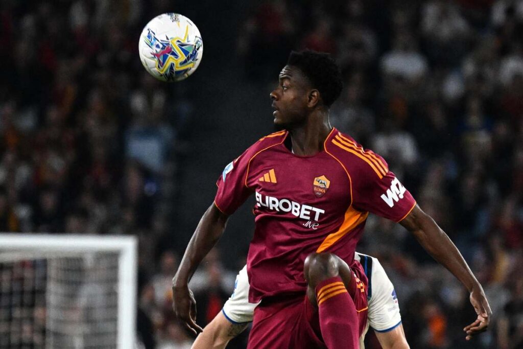 Evan Ndicka controlla il pallone