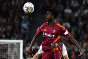 Evan Ndicka controlla il pallone