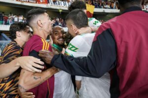 Malen e compagni festeggiano dopo il gol